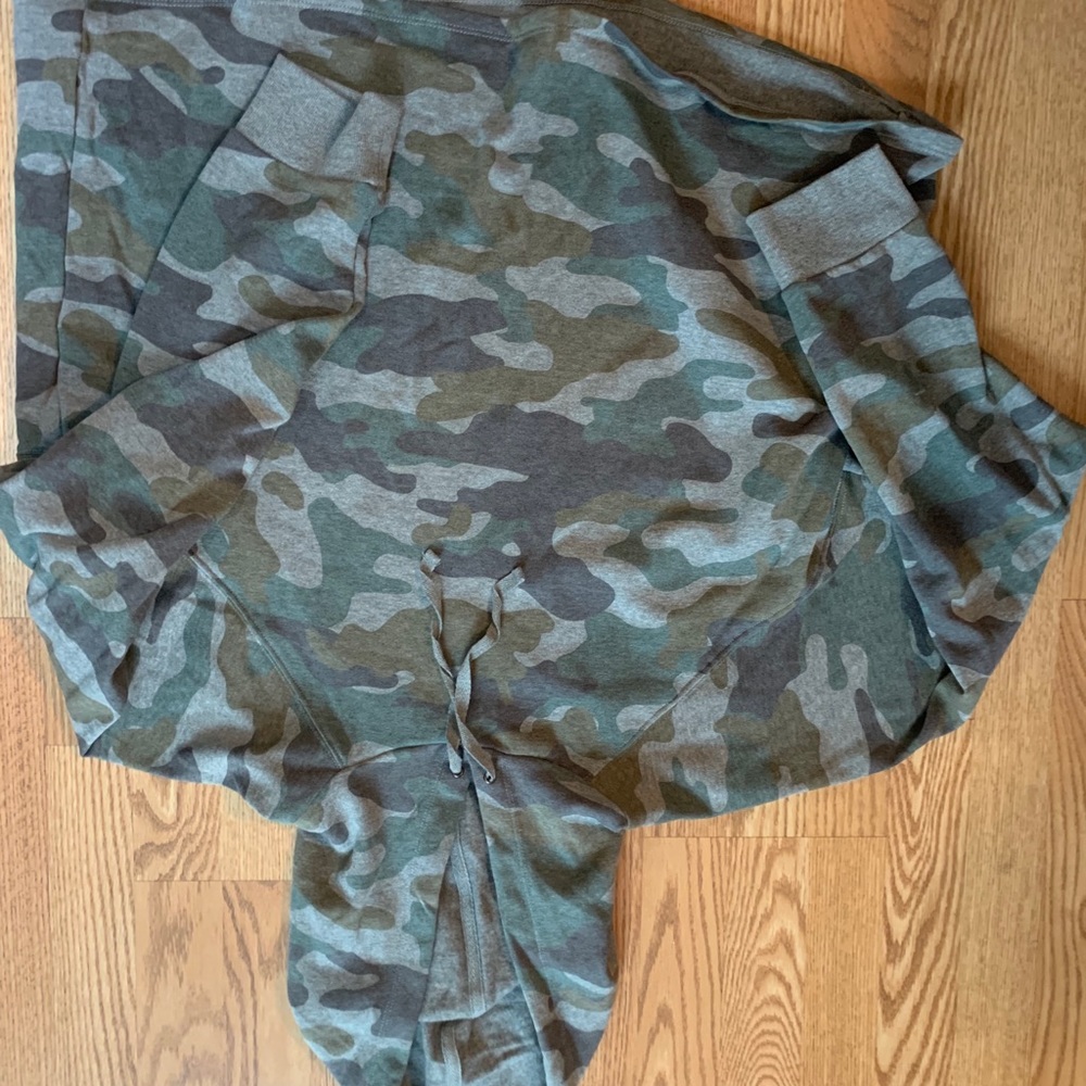 Torrid. Camo cropped hoodie.